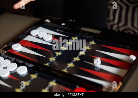 Backgammon, Würfelspiel, Brettspiel, Würfelspiel, Luxus Backgammon, Strategiespiel, Indoor-Spiel, Spielabend, Tabletop-Spiel, Nahaufnahme, Backgammon-Platine, Stockfoto