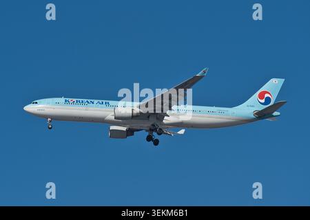 Korean Air Airbus A330-300 (HL7540) bei finalem Anflug zum Flughafen Haneda unter klarem blauem Himmel Stockfoto