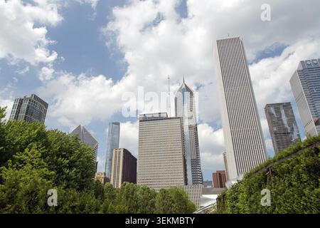 Die Skyline von Chicago vom Jay Pritzker Pavilion im Millennium Park aus gesehen Stockfoto