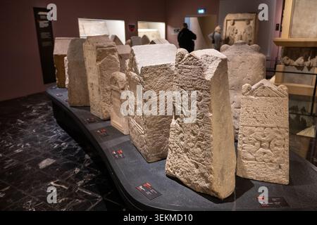 Metz, Frankreich - 4. Januar 25: Grabstelen aus Stein und Inschriften aus Stein auf einem geschwungenen Sockel in den archäologischen Galerien des Museums von La Co Stockfoto