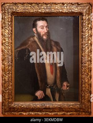 Porträtgemälde aus der Renaissance eines bärtigen Mannes mit Pelzkragen und -Kette, ausgestellt in einem vergoldeten Rahmen im Thyssen-Bornemisza Museum in Madrid. Stockfoto