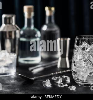 Mit Eis gefülltes Glas für die Zubereitung von Cocktails in der Nähe des Barkonzepts Stockfoto