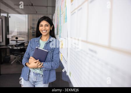 Büroporträt einer selbstbewussten indischen Geschäftsfrau Stockfoto