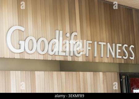 Toronto, Kanada - 26. Mai 2026: Außenschilder des Goodlife Fitness Gym an der modernen Holzwand Stockfoto