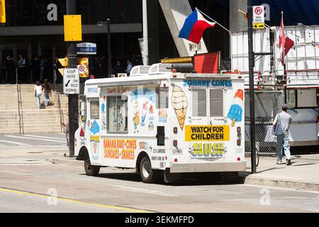 Toronto, Kanada - 26. Mai 2026: Ice Cream Truck Parkt In Der Nähe Des Eingangs Zur Gould Street Stockfoto