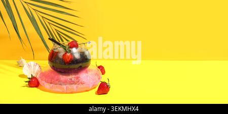 Glas leckerer Cocktail, Erdbeere, Muscheln, Palmblatt und kleiner aufblasbarer Ring auf gelbem Hintergrund mit Platz für Text Stockfoto