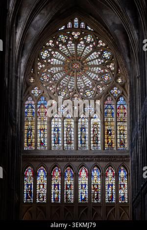 Vorderansicht des Rosenfensters und der Buntglasscheiben in der Kathedrale von Metz in Metz, Grand Est, Frankreich. Stockfoto