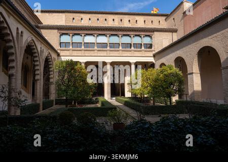 Großer Blick auf den Haupthof mit Orangenbäumen im Palacio de la Aljaferia in Zaragoza, Spanien. Stockfoto