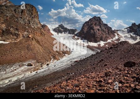 Gletscher Bogdanovich und felsige Gipfel in den Almaty Bergen Stockfoto