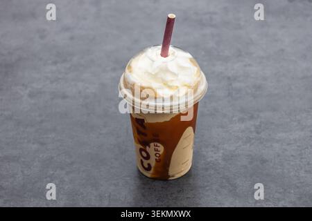 Costa Coffee Eiskaffee Frappe mit Schlagsahne und Schokoladengriß. London, UK, 5. Juli 2024 Stockfoto