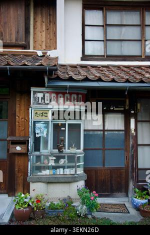 Das Foto zeigt einen alten Tabakladen in der Township Omori in der Präfektur Shimane, Japan. Stockfoto