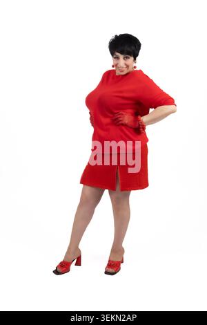 Selbstbewusste schöne Frau mittleren Alters posiert im hellen Studio Stockfoto