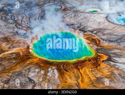 Luftaufnahme der Grand Prismatic Spring im Yellowstone National Park, USA. Stockfoto