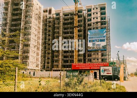 Juni 2026 - mehrstöckige Wohnsiedlung mit Gerüsten und Turmkran im Vorort Syokimau im Machakos County, Kenia Stockfoto