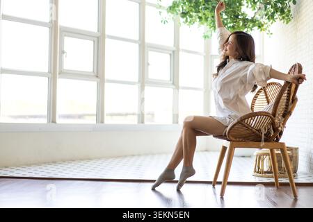 Porträt der lächelnden Schönheit hübsche asiatische Frau bequem frisch gesundes Lächeln glücklich und entspannen im Pyjama weiße Kleidung, glückliche Ruhe, Ruhe, Atmen Stockfoto