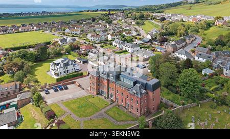 Rosemarkie Black Isle Schottland blickt im Frühjahr über Stadthäuser zum Moray Firth Stockfoto