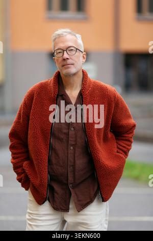 Porträt eines selbstbewussten älteren Mannes, der mit Händen in Taschen posiert Stockfoto
