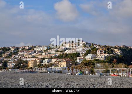 Panoramablick auf die Stadt Scalea auf den grünen Hügeln vom Kiesstrand in Kalabrien, Italien. Stockfoto