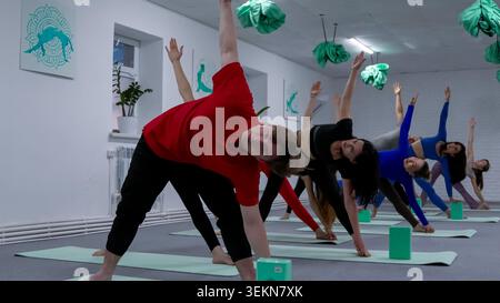 Wellness-Lifestyle-Konzept mit einer Gruppe aktiver Frauen, die Yoga-Standin machen Stockfoto