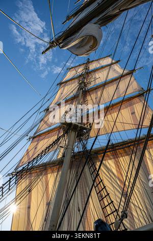 Niedriger Winkel des Hauptmastes, der mit komplizierter Anordnung der Seile auf einem Großschiff verbunden ist Stockfoto