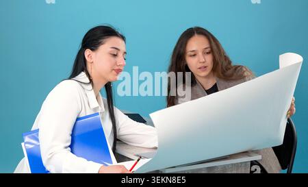 Moderner Teamwork-Workflow in Unternehmen, bei dem weibliche Büroangestellte groß sind Stockfoto