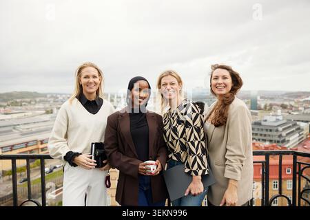 Porträt selbstbewusster Geschäftsleute, die sich auf der Büroterrasse posieren Stockfoto