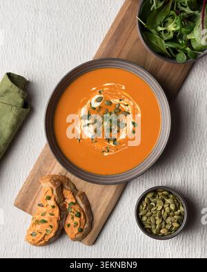Direkt über dem Blick auf cremige Kürbissuppe, garniert mit Samen und Sahne Stockfoto