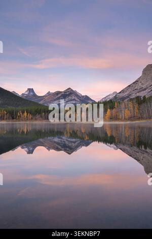Sonnenaufgang über dem Wedge Pond im Kananaskis Country in den Kanadischen Rockies, Alberta, Kanada. Herbst (Oktober) 2024. Stockfoto