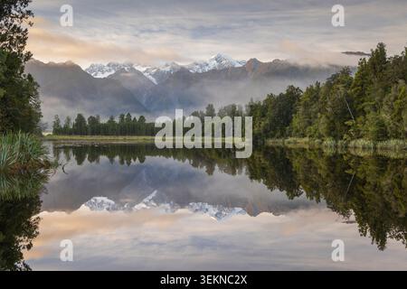 Reflexionen des Mount Cook im Lake Matheson bei Sonnenaufgang. Südinsel, Neuseeland. Herbst (Mai) 2025. Stockfoto