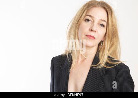 Portrait der schönen Frau mit blonden Haaren vor weißem Hintergrund Stockfoto