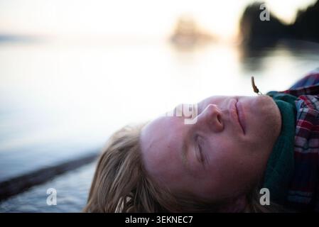 Nahaufnahme eines Mannes, der sich am Ufer erholt Stockfoto