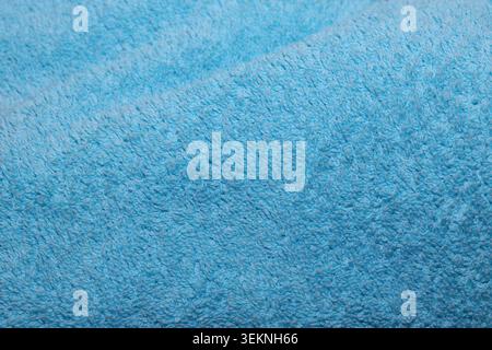Blaues Baumwollhandtuch mit weicher, verschwommener Textur Stockfoto