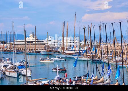 Die geschäftige Marina von Antibes, Frankreich, mit Yachten und Segelbooten, die an einem historischen Steinhafen an einem sonnigen Tag anlegen Stockfoto