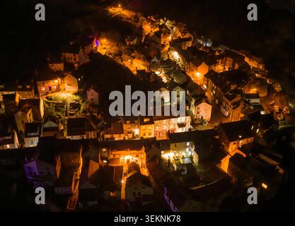 Drohnenbild des historischen Hafens von Staithes, North Yorkshire bei Nacht im Winter. Stockfoto