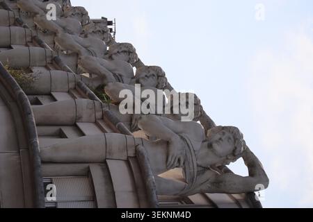 Paris, Frankreich - 7. Mai 2022: Nahaufnahme von skulpturalen Atlanten-Figuren, die eine Wohnhausfassade in der Nähe der Bastille und der Coulée verte in Paris unterstützen Stockfoto