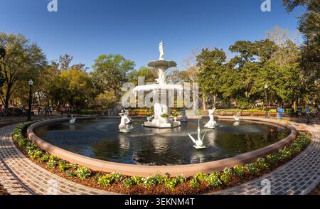 Savannah, USA - 11. März 2026: Blick auf den historischen Brunnen im Forsyth Park in der Innenstadt von Savannah Stockfoto