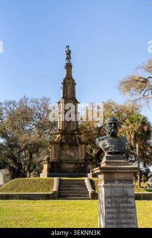 Savannah, USA - 11. März 2026: Blick auf das Civil war Monument neben dem Forsyth Park in der Innenstadt von Savannah Stockfoto