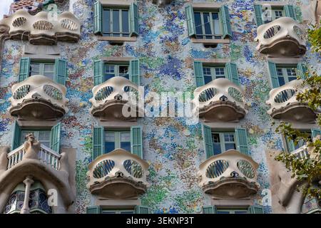 Barcelona, Spanien - 19. Oktober 2025: Nahaufnahme der farbenfrohen Mosaikfassade und der knochenartigen Balkone der Casa Batllo Stockfoto
