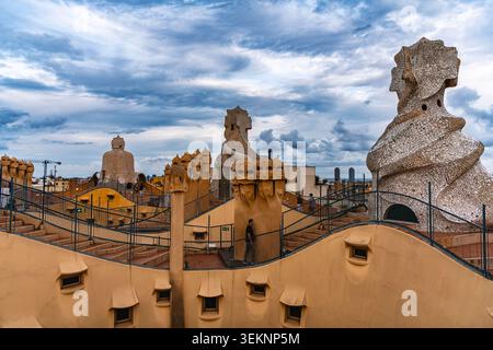 Barcelona, Spanien - 20. Oktober 2025: Hügeliges Dach und Kriegerschornsteine von Casa Mila (La Pedrera) Stockfoto