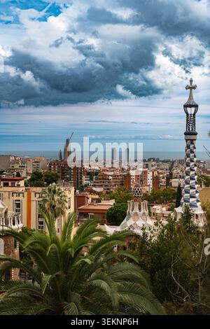 Barcelona, Spanien - 20. Oktober 2025: Panoramablick auf die Stadt mit Sagrada Familia vom Park Güell Stockfoto