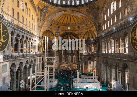 Istanbul, Türkei - Oktober 31 2025: Atemberaubendes Inneres der Hagia Sophia Grand Moschee Stockfoto