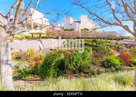 Der wunderschöne Central Garden im Getty Center in Los Angeles bietet üppiges Grün, Blumenarrangements, Wasserelemente und einen modernen Travertinbogen Stockfoto