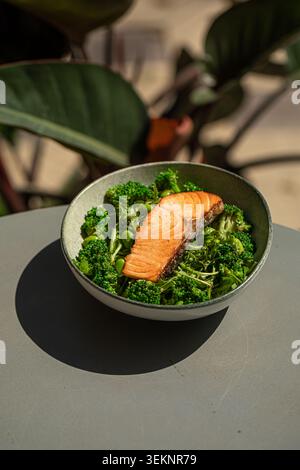 Gegrilltes Lachsfilet mit Brokkoli-Schüssel Stockfoto