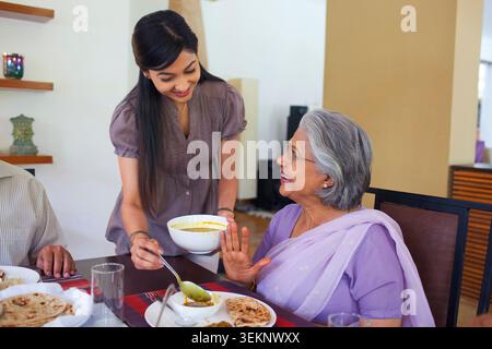 Frau mit ihrer Mutter im Gesetz Stockfoto