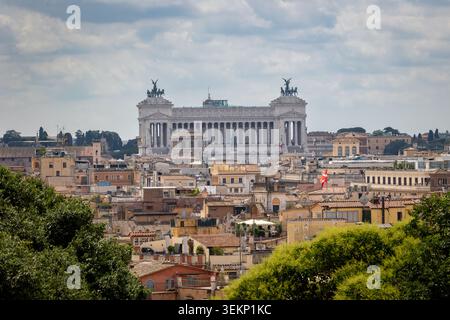 Rom, Italien - 2. Juni 2026: Panoramablick auf den Vittoriano (Altar des Vaterlandes) mit Blick auf die Dächer des historischen Zentrums Roms. Stockfoto