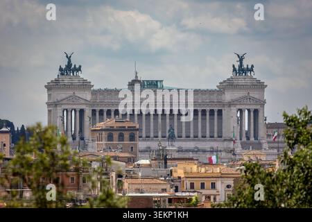 Rom, Italien - 2. Juni 2026: Panoramablick auf den Vittoriano (Altar des Vaterlandes) mit Blick auf die Dächer des historischen Zentrums Roms. Stockfoto