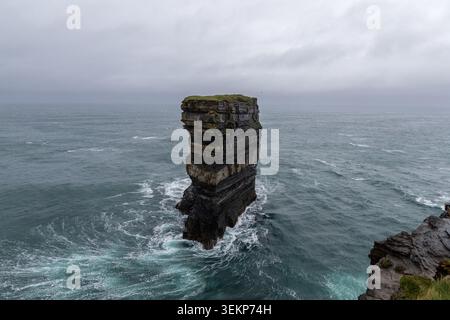 Wunderschöne Landschaft am Downpatrick Head unter schweren Wolken entlang der wilden Atlantikküste, Irland Stockfoto