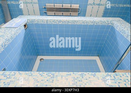 Innenraum des Appartements, Swimmingpool im Haus Stockfoto