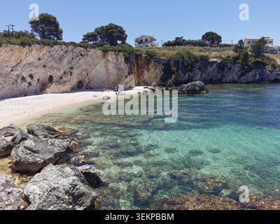Abgeschiedener Strand in Lassi, Argostoli, Insel Kefalonia, Griechenland. Türkisfarbenes Wasser und Klippen. Stockfoto