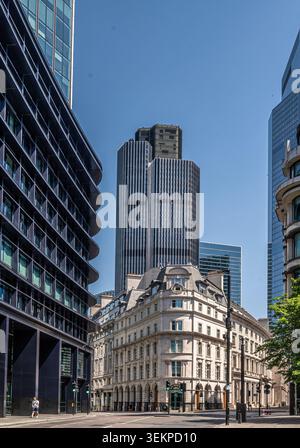 Ein Blick auf den berühmten Tower 42 (früher NatWest Tower), der über historischen und modernen Gebäuden am Bishopsgate in der City of London thront. Stockfoto